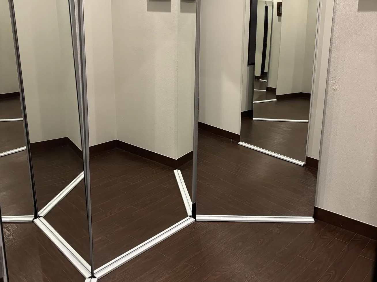 ポージングルーム 全身鏡に囲まれた室内